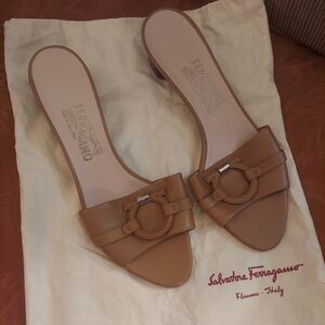 FERRAGAMO, Size 9